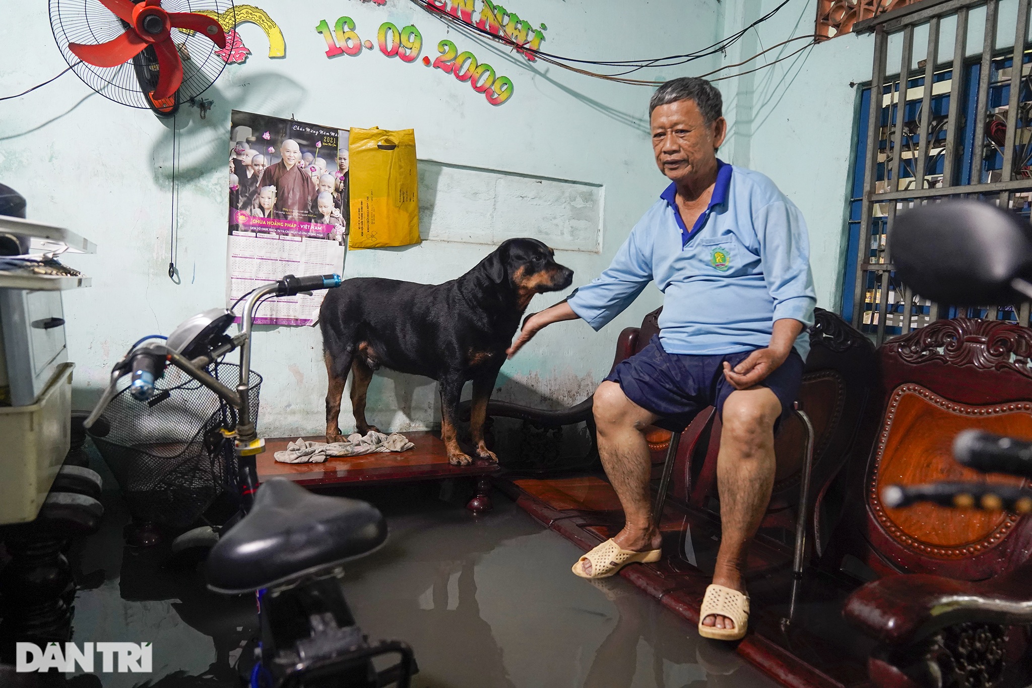 Kinh hoàng con hẻm giữa Sài Gòn, cứ mưa là nước chảy vào nhà như thác lũ - 2 Kinh hoàng con hẻm giữa Sài Gòn, cứ mưa là nước chảy vào nhà như thác lũ - 2