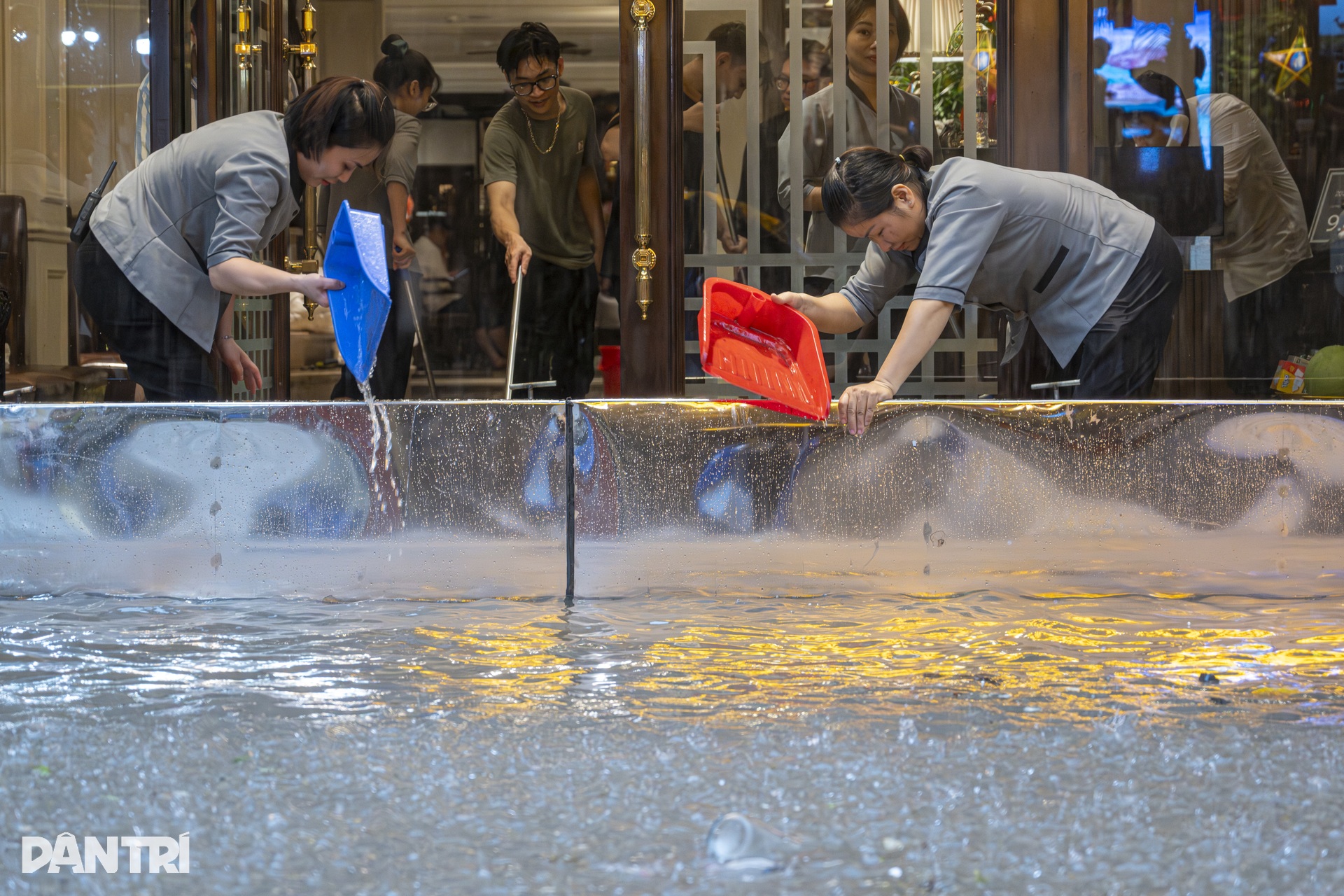 Nhiều tuyến phố cổ Hà Nội ngập sâu chưa từng thấy - 15 Nhiều tuyến phố cổ Hà Nội ngập sâu chưa từng thấy - 15