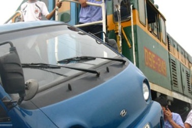 Xe tải bị tàu hoả ủn hơn 100m, tài xế thoát chết thần kỳ