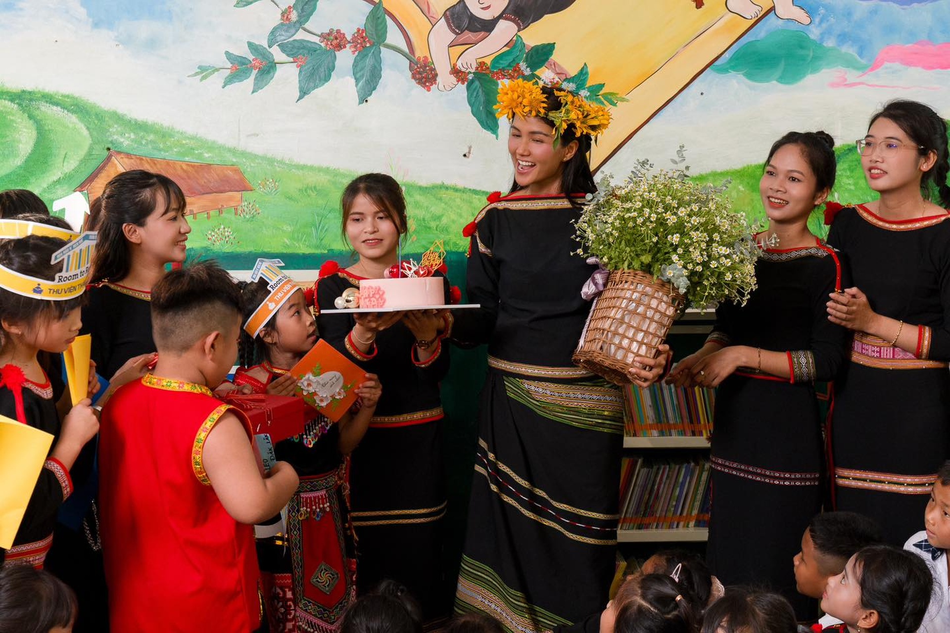 HHen Niê và loạt trang phục “giấu bụng” trước khi công bố tin vui - 6 HHen Niê và loạt trang phục “giấu bụng” trước khi công bố tin vui - 6