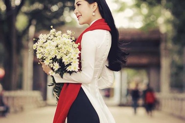 MC Nhã Uyên khoe vẻ ngọt ngào với cúc họa mi