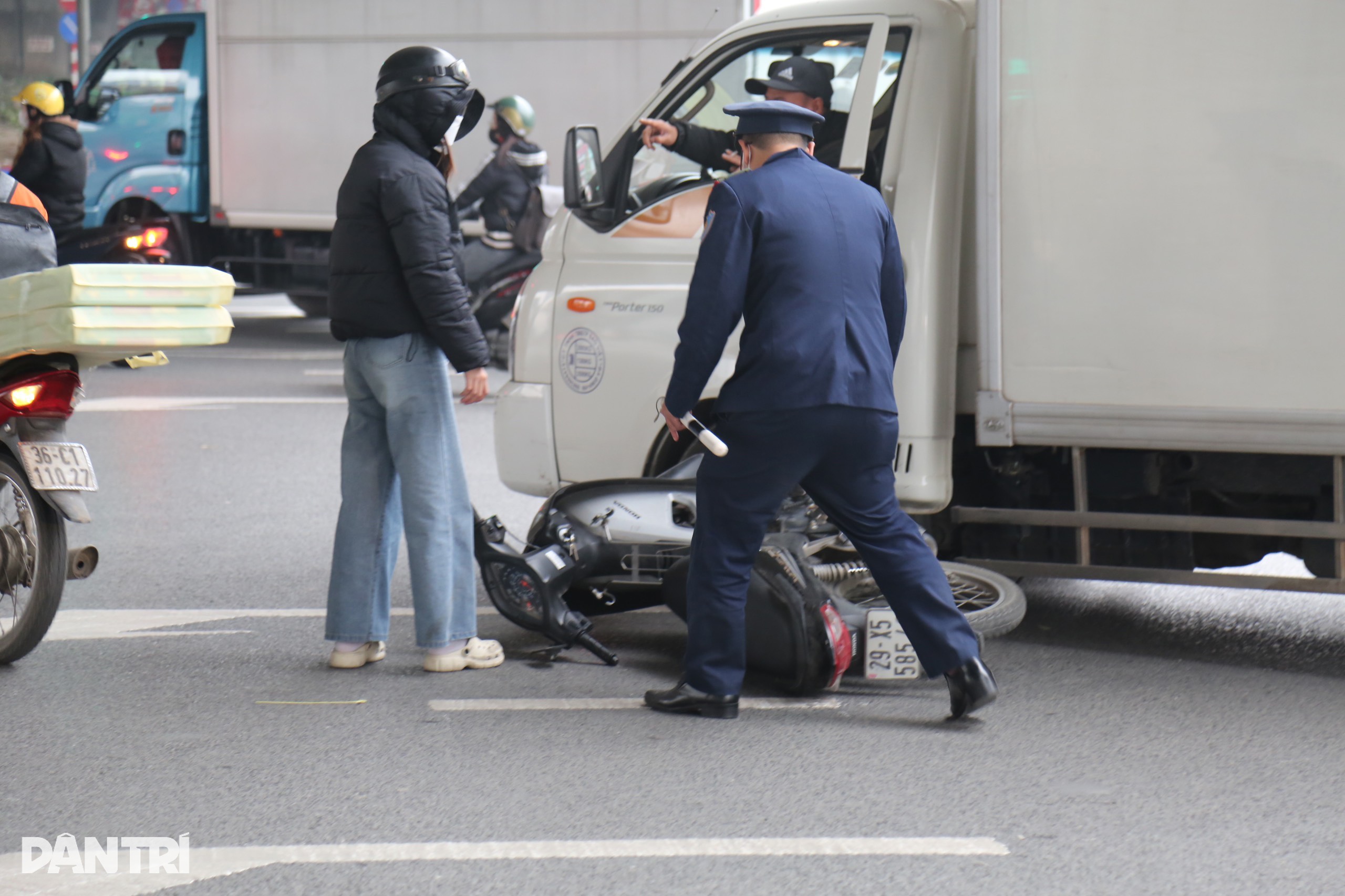 Verkeersstroom bij kruispunt Khuat Duy Tien: files in alle richtingen, nog steeds vertraging bij werkzaamheden op zaterdag - 3 Phân luồng nút giao Khuất Duy Tiến: Ùn tắc các ngả, thứ 7 vẫn đi làm muộn - 3
