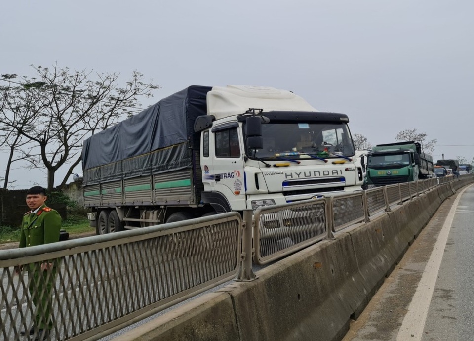 Lái xe chắn ngang đường sau khi bị CSGT lập biên bản - 1 Lái xe chắn ngang đường sau khi bị CSGT lập biên bản - 1