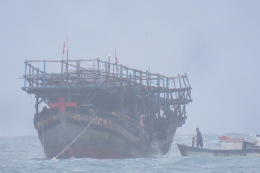 16 giờ vượt sóng dữ lai dắt thành công tàu cá gặp nạn