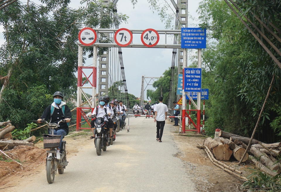 Lời kể ám ảnh của nhân chứng vụ ô tô lao xuống sông 5 người tử vong - 9 Lời kể ám ảnh của nhân chứng vụ ô tô lao xuống sông 5 người tử vong - 9