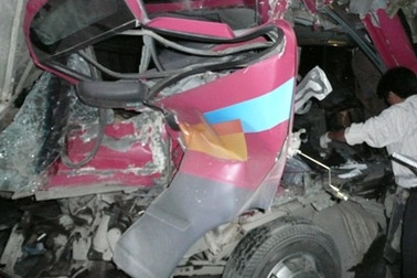 Xe khách “cắn” đuôi xe tải, 4 người chết tại chỗ