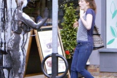 Phát hoảng người “tàng hình” nhờ body painting