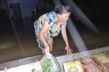 Đêm ở vùng "rốn lũ", thắp nến ăn cơm, soi đèn nhận thực phẩm cứu trợ