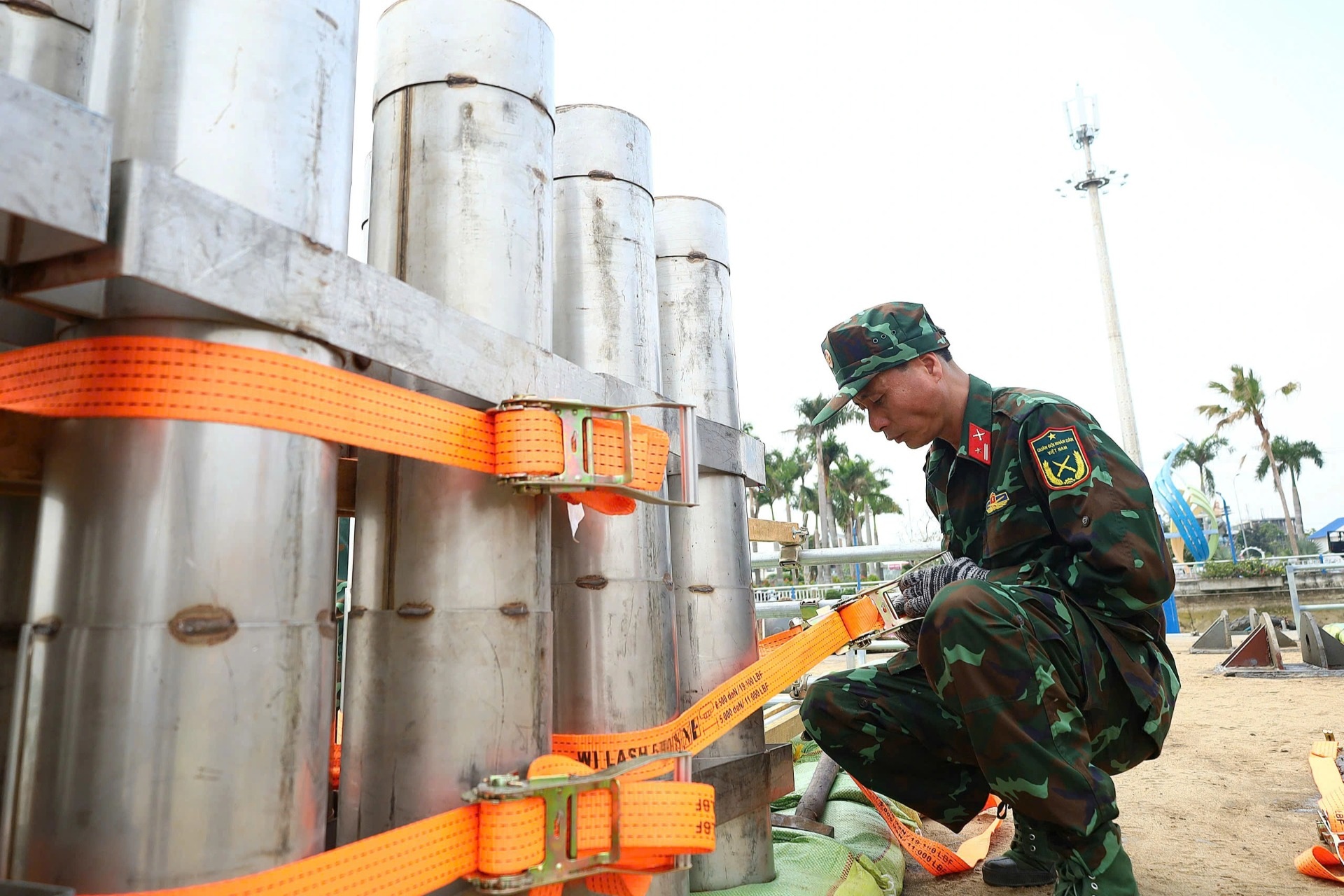 Bên trong trận địa pháo hoa Cần Thơ trước giờ khai hỏa - 7