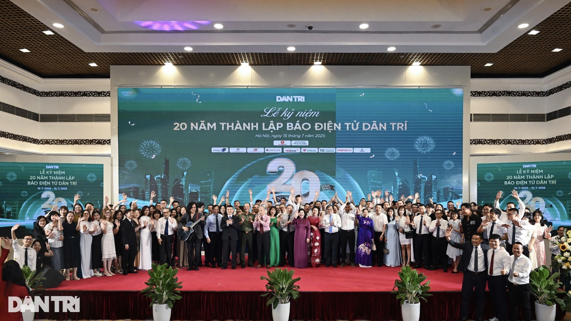 Toàn cảnh Lễ kỷ niệm 20 năm thành lập Báo điện tử Dân trí - 15 Toàn cảnh Lễ kỷ niệm 20 năm thành lập Báo điện tử Dân trí - 15