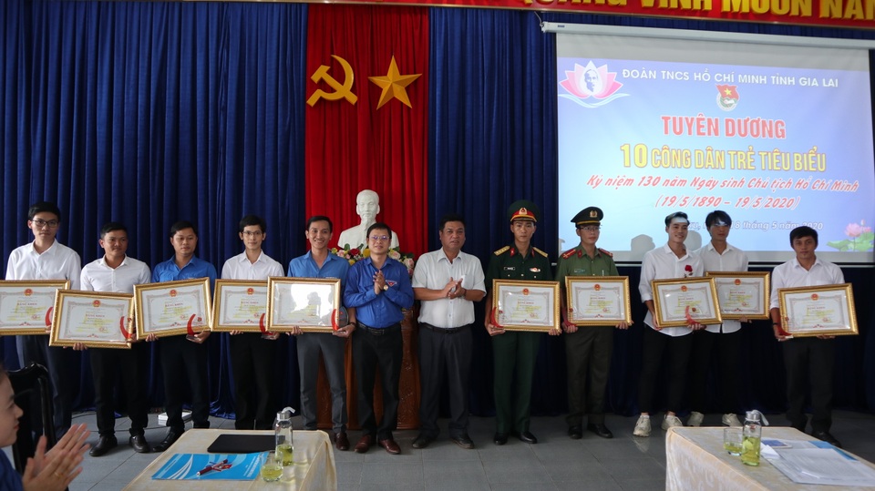 Văn Toàn, Tuấn Anh được tuyên dương “Công dân trẻ tiêu biểu Gia Lai 2019” - 1 Văn Toàn, Tuấn Anh được tuyên dương “Công dân trẻ tiêu biểu Gia Lai 2019” - 1