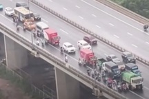 Nước lũ dâng lên, dâng cả lòng nhân và sự bất nhẫn…