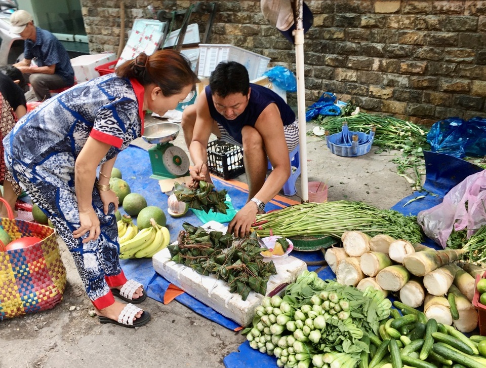 Trong 1 tiếng bán hết veo 100 chiếc bánh ú tro Tết Đoan ngọ - 1 Trong 1 tiếng bán hết veo 100 chiếc bánh ú tro Tết Đoan ngọ - 1