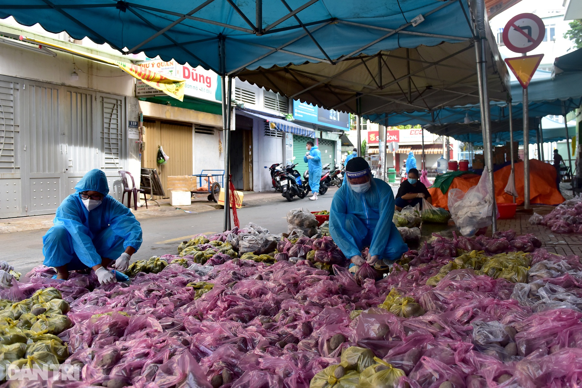 Đội vận chuyển gõ cửa giao hàng từng nhà trong khu phong tỏa ở TPHCM - 14 Đội vận chuyển gõ cửa giao hàng từng nhà trong khu phong tỏa ở TPHCM - 14