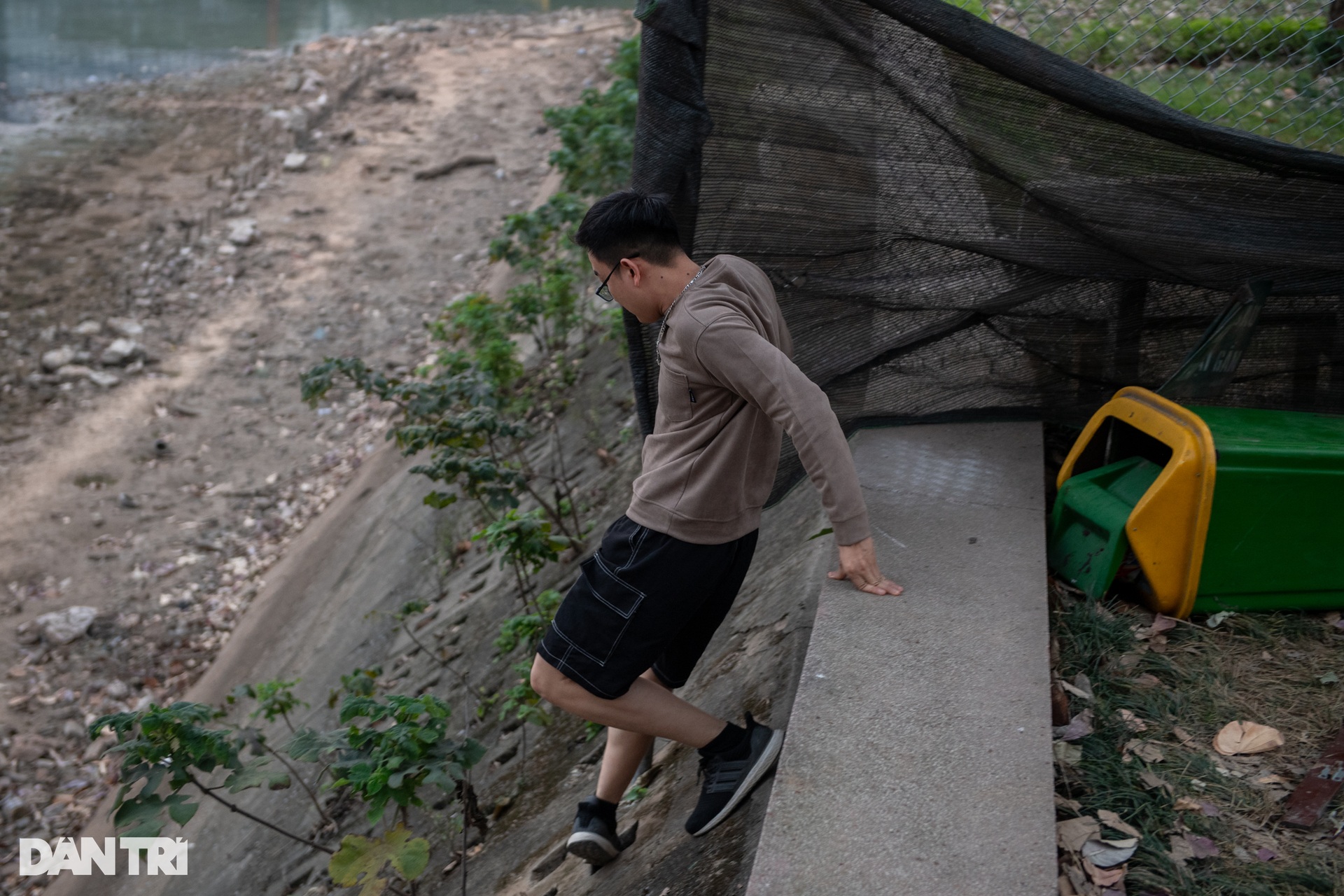 Người dân xé rào chắn, trèo tường vào công viên đang cải tạo ở Hà Nội - 13 Người dân xé rào chắn, trèo tường vào công viên đang cải tạo ở Hà Nội - 13