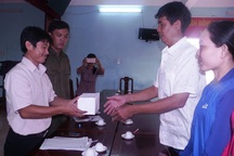 Công an xã tiếp nhận số vàng bỏ quên trong bao lúa