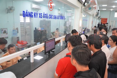 Chưa rõ quy định, người dân TPHCM trần ai đi làm biển số định danh