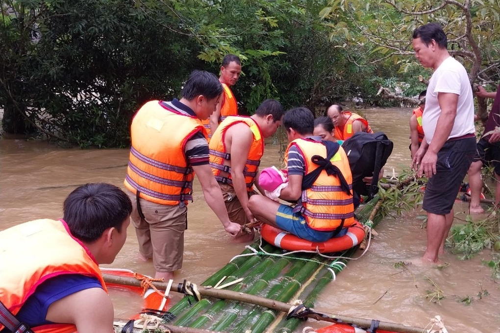 Quyết định táo bạo trong lũ dữ cứu mạng sống bé 9 tháng tuổi - 3 Quyết định táo bạo trong lũ dữ cứu mạng sống bé 9 tháng tuổi - 3
