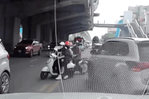 Ô tô đẩy ngã xe máy rồi bỏ đi thẳng, lỗi do xe máy sang đường sai chỗ?