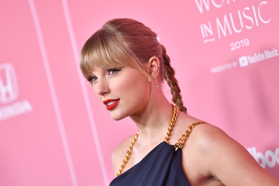Beautiful Taylor Swift receives major music award - 5