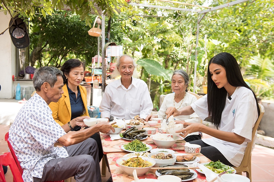 Hoàng Thùy về thăm quê nhà trước khi lên đường dự thi hoa hậu hoàn vũ - 18 Hoàng Thùy về thăm quê nhà trước khi lên đường dự thi hoa hậu hoàn vũ - 18