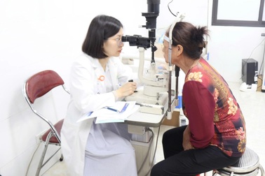 150 người cao tuổi ở Hà Nội được phẫu thuật đục thủy tinh thể miễn phí