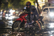 Mưa to trong đêm khắp TPHCM, có nơi ngập hơn 2 giờ