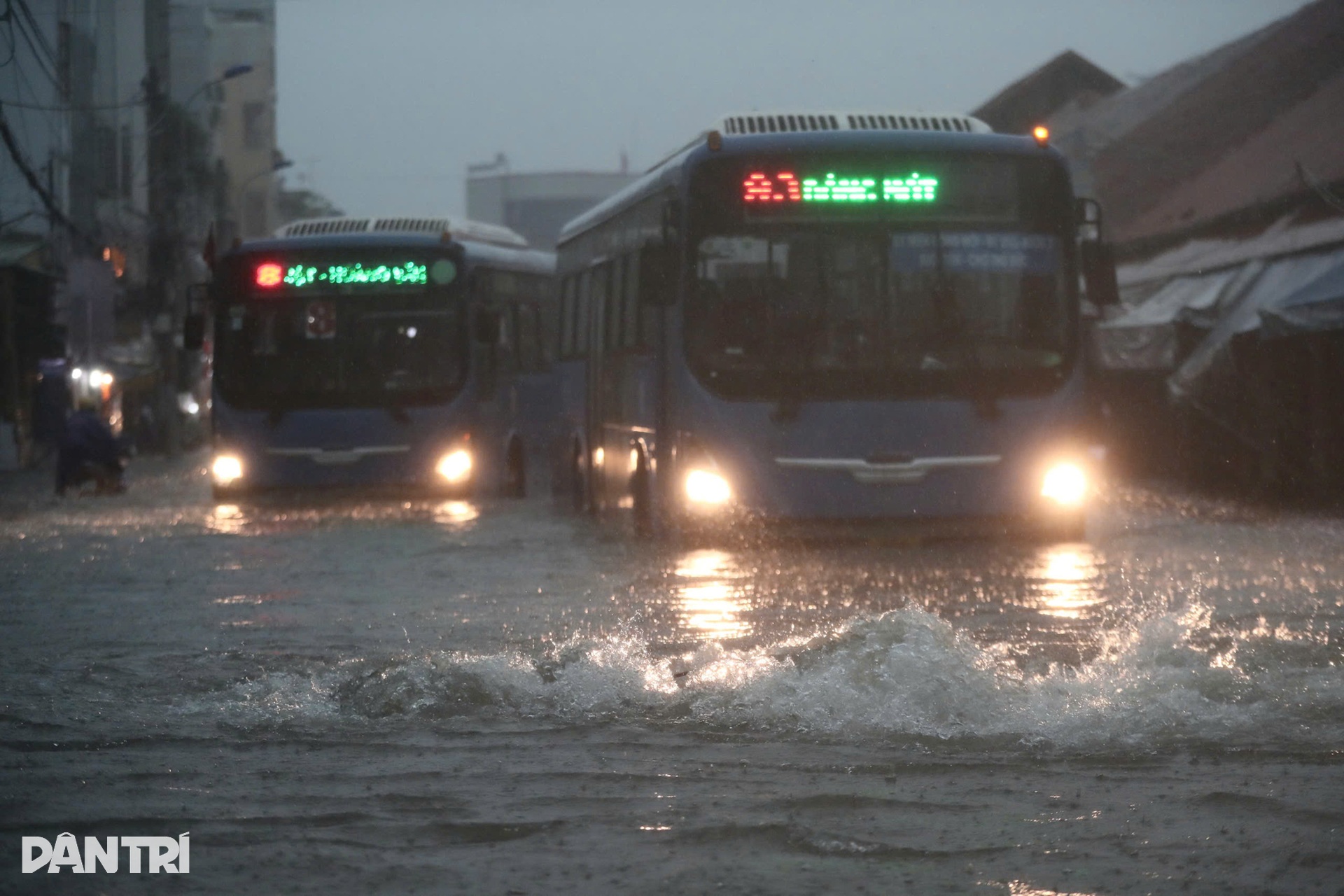 Xe máy nổi lềnh bềnh, đường biến thành sông trong cơn mưa lớn ở TPHCM - 7 Xe máy nổi lềnh bềnh, đường biến thành sông trong cơn mưa lớn ở TPHCM - 7