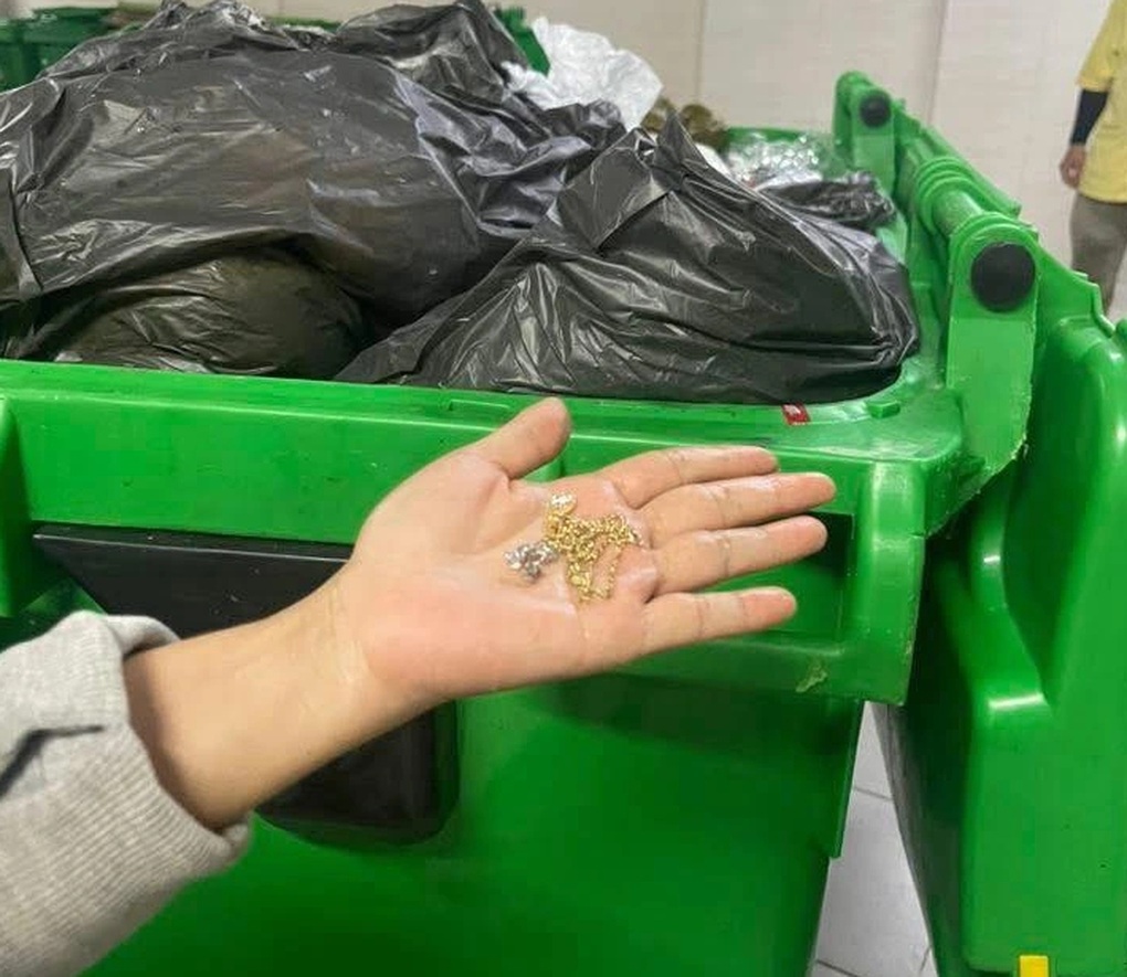 TPHCM: Vứt nhầm vàng của con dâu vào thùng rác, 4 người bới núi rác tìm - 1 TPHCM: Vứt nhầm vàng của con dâu vào thùng rác, 4 người bới núi rác tìm - 1