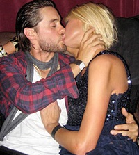 Paris Hilton hôn say đắm bồ cũ của Cameron Diaz