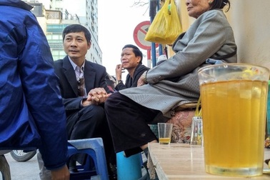 Ai đã ăn tiền ngay cả quán cóc vỉa hè?