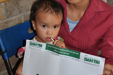 Bạn đọc giúp đỡ mẹ con chị Ly gần 60 triệu đồng để mổ tim