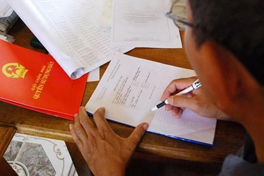 Công chứng hợp đồng đặt cọc bán nhà đất: Thận trọng kẻo vớ "quả đắng"