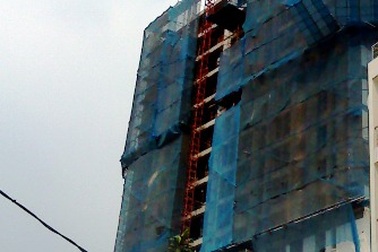 Ba công nhân rơi từ tầng 6, một người tử vong