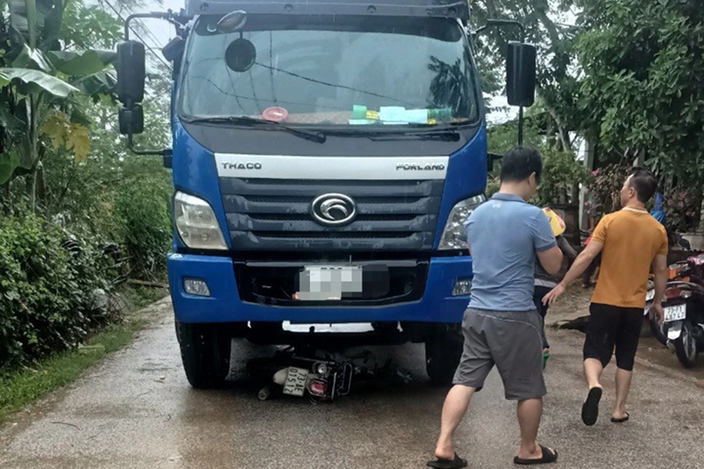 Hai học sinh lớp 10 tử nạn trên đường đến trường - 1 Hai học sinh lớp 10 tử nạn trên đường đến trường - 1