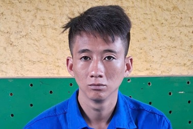 Chủ nhà liều mình đối phó với tên trộm cầm dao đâm loạn xạ