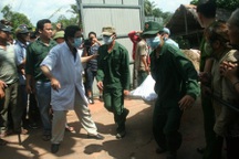 Đưa thi thể nạn nhân vụ lật tàu ở Bình Dương vào bờ