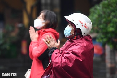 Người dân Thủ đô đội mưa đi lễ chùa trong ngày rằm cuối cùng năm Tân Sửu