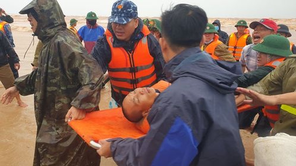 Trực thăng cùng đặc công nước cứu hộ thành công 8 người trên tàu Vietship - 5 Trực thăng cùng đặc công nước cứu hộ thành công 8 người trên tàu Vietship - 5