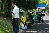 Cộng đồng shipper phẫn nộ vì bảo vệ bắt người giao hàng quỳ gối