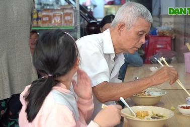 Ấm áp quán chay Tùy Tâm giữa lòng TPHCM