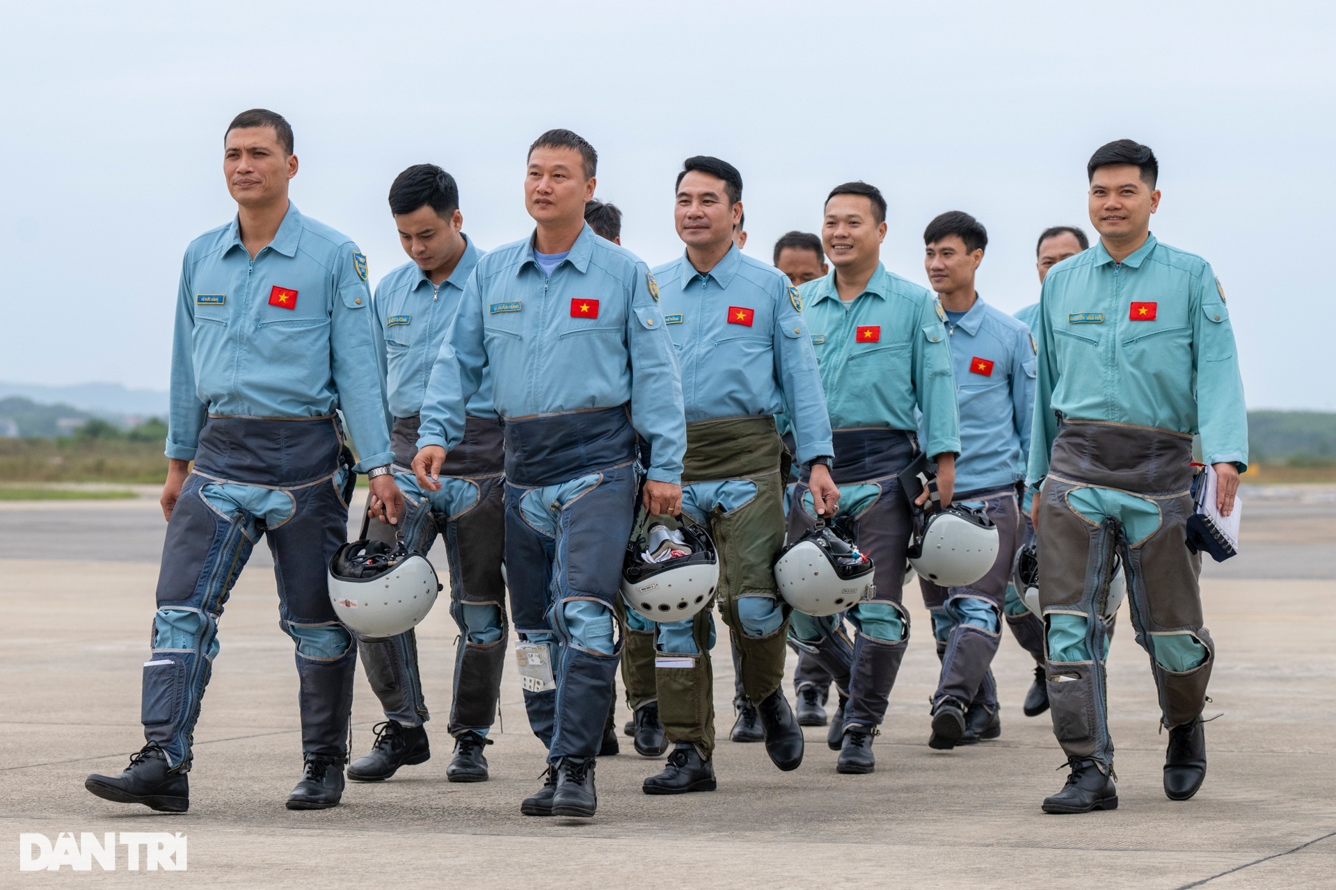 Những phi công huấn luyện hổ mang chúa SU-30MK2 tại Triển lãm Quốc phòng - 8 Những phi công huấn luyện hổ mang chúa SU-30MK2 tại Triển lãm Quốc phòng - 8