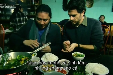 Theo chân khách Tây thưởng thức Chả cá Lã Vọng