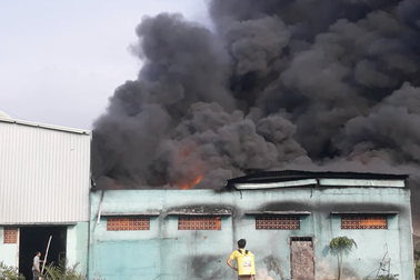 Khói lửa bao trùm xưởng sản xuất hạt nhựa