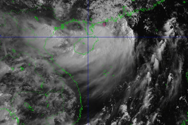 Bắn pháo hiệu cảnh báo bão số 3, sẵn sàng sơ tán hơn 135.000 người
