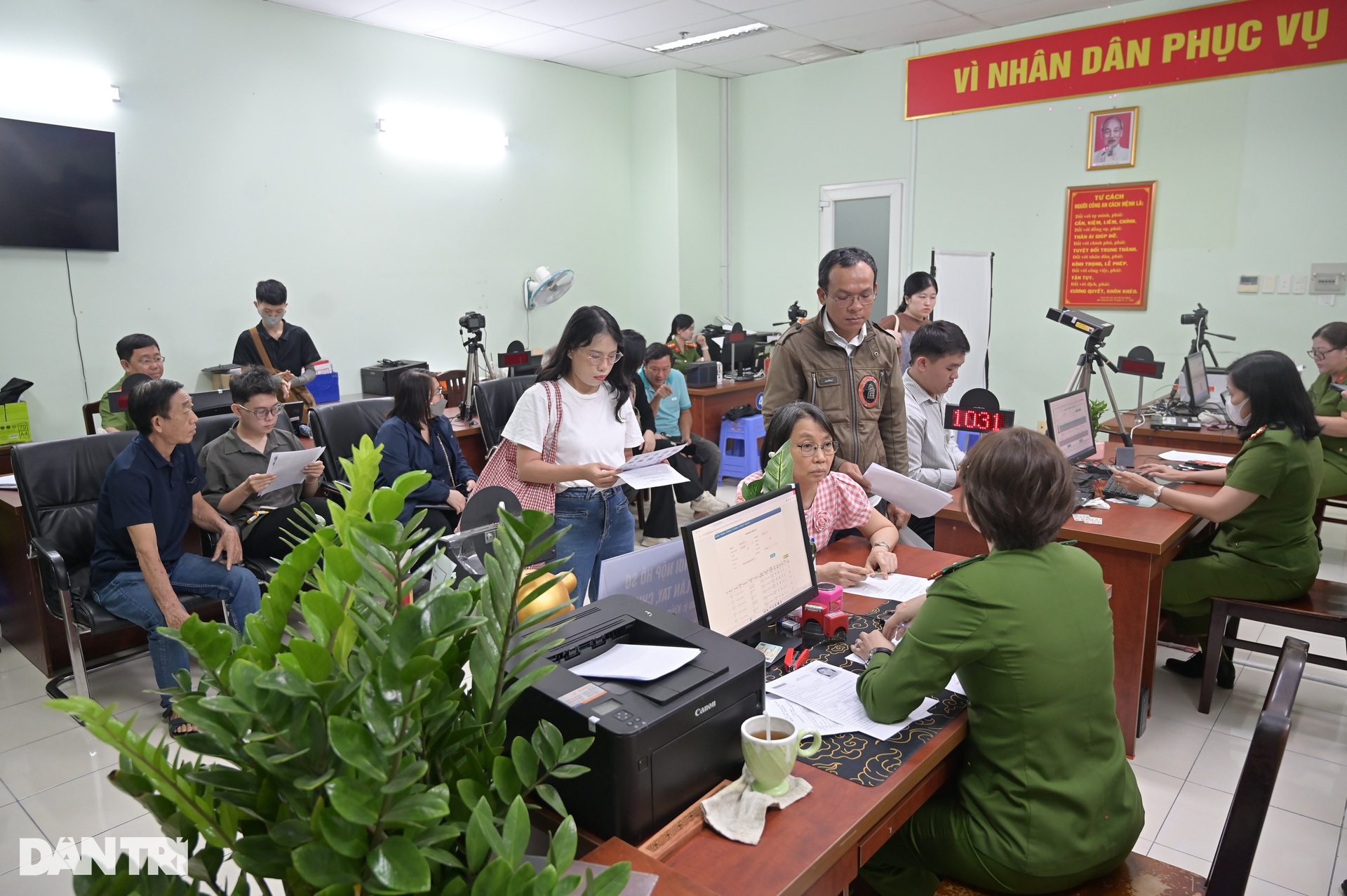 Người dân TPHCM đổ xô đi làm căn cước sau sáp nhập - 4 Người dân TPHCM đổ xô đi làm căn cước sau sáp nhập - 4