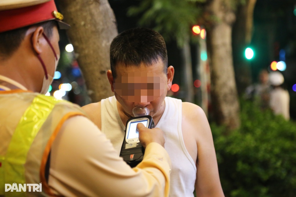 Người vi phạm bỏ xe, không nộp phạt sẽ không được cấp đổi giấy phép lái xe - 1 Người vi phạm bỏ xe, không nộp phạt sẽ không được cấp đổi giấy phép lái xe - 1