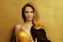Angelina Jolie không thể sống thật là mình suốt một thập kỷ