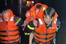 Giải cứu 127 người bị cô lập sau mưa lớn ở TPHCM