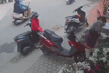 Màn trộm đồ nhanh như chớp và lời cảnh báo những ai hay để ví trong cốp xe